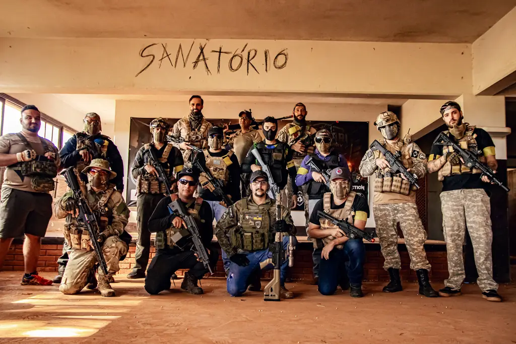 Operadores da Araguari Airsoft Army reunidos no salão da Base Sanatório